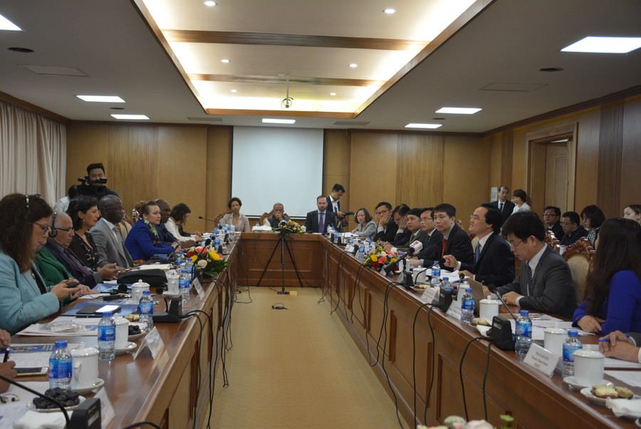 Quang cảnh buổi làm việc