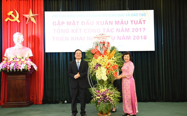 NGND Đặng Huỳnh Mai – Chủ tịch Hội Cựu giáo chức cơ quan Bộ nhận lẵng hoa chúc mừng của Bộ trưởng Bộ GD&ĐT Phùng Xuân Nhạ
