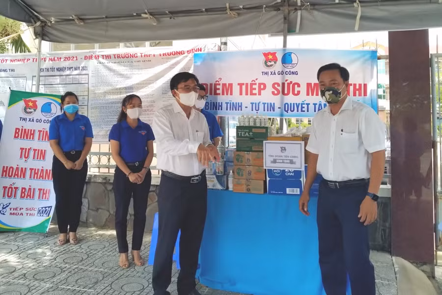 Ông Nguyễn Văn Mười, Phó Chủ tịch UBND tỉnh, Trưởng BCĐ thi tỉnh Tiền Giang kiểm tra tại Trường THPT Trương Định, thị xã Gò Công sáng 5/7.