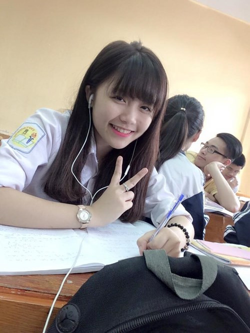 “Công chúa mây” xinh như búp bê mơ học trường báo chí