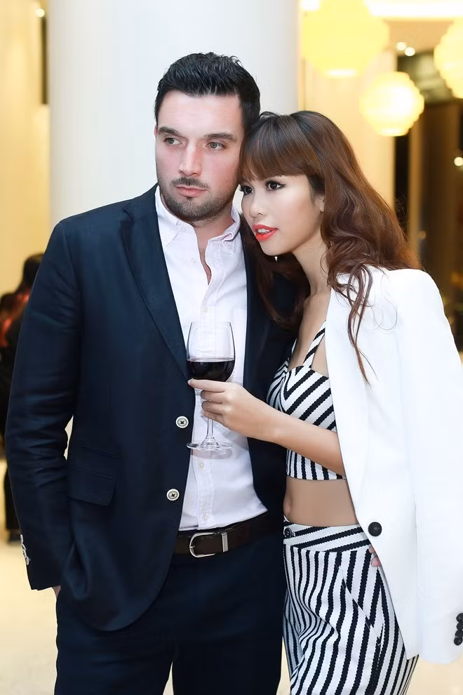 Bạn trai kém hai tuổi thường đồng hành cùng Hà Anh tại các sự kiện giải trí. Hà Anh và bạn trai kém tuổi dành một năm chuẩn bị hôn lễ