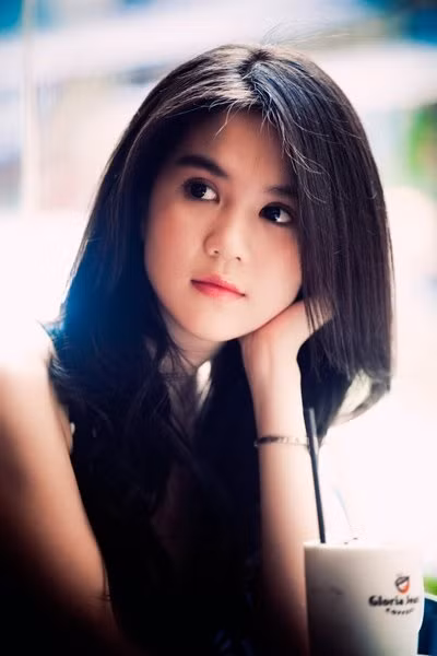 Những mỹ nhân Việt sở hữu đôi mắt “vạn người mê“ ảnh 18 Đôi mắt to tròn, long lanh của Ngọc Trinh khiến người đối diện liên tưởng tới sự ngây thơ, trong trẻo của tâm hồn thiếu nữ.