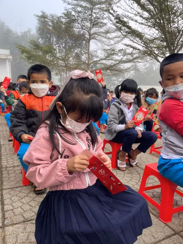 Mỗi học sinh từ mầm non đến THCS của huyện Nam Trà My đều nhận được một phong bao lì xì trị giá 5.000 đồng.