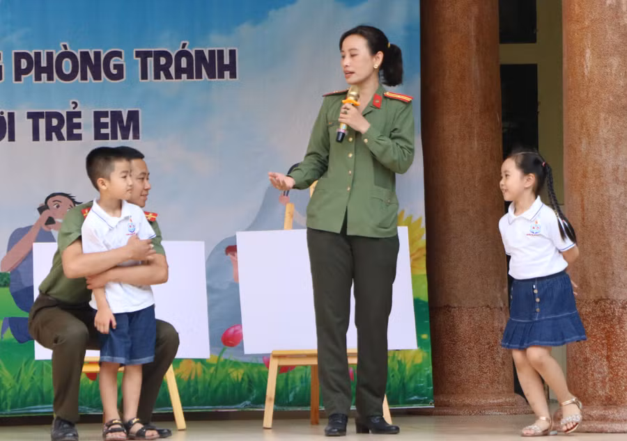 Học sinh được thực hành các kỹ năng về phòng tránh xâm hại, bắt cóc trẻ em dưới sự hướng dẫn của cán bộ Công an quận Hà Đông, Hà Nội. Ảnh: Đình Tuệ