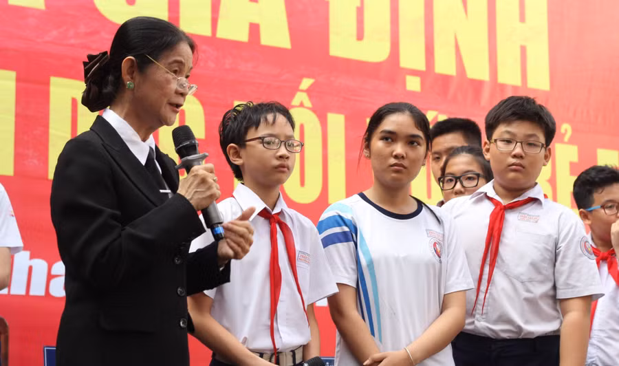 Luật sư Trương Thị Hòa - Đoàn Luật sư TPHCM giải đáp các thắc mắc cho học sinh TPHCM trong chương trình về “Phòng chống xâm hại tình dục đối với trẻ em”. Ảnh: MT