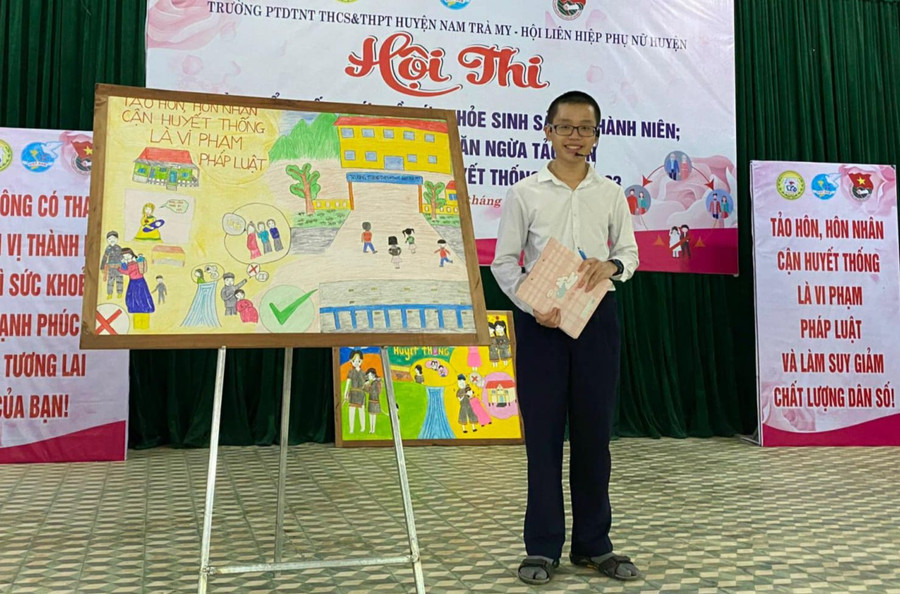 Học sinh Trường PTDTNT Nam Trà My (Quảng Nam) tham gia hội thi Tìm hiểu kiến thức về sức khỏe sinh sản tuổi vị thành niên, phòng chống và ngăn ngừa tảo hôn và hôn nhân cận huyết thống năm học 2023 - 2024. Ảnh: NTCC