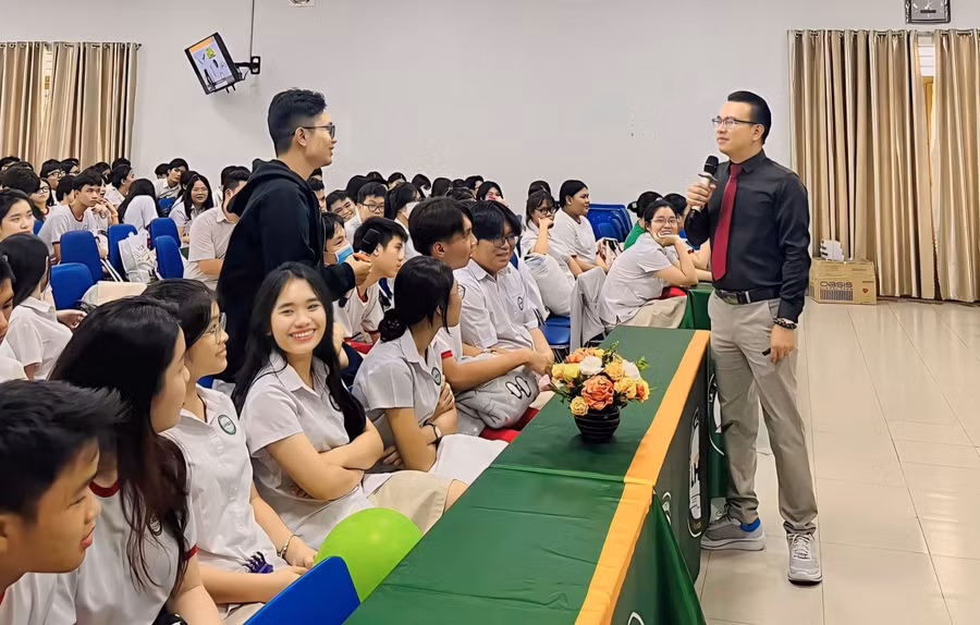 Ts Đào Lê Hòa An đang tư vấn định hướng nghề nghiệp cho học sinh cuối cấp THPT trường Song Ngữ Lạc Hồng.