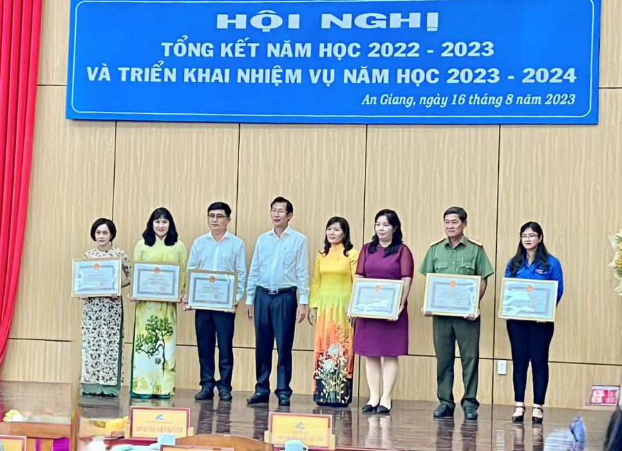 Trao tặng Bằng khen của Chủ tịch UBND tỉnh cho các tập thể. Trao tặng Bằng khen của Chủ tịch UBND tỉnh cho các tập thể.