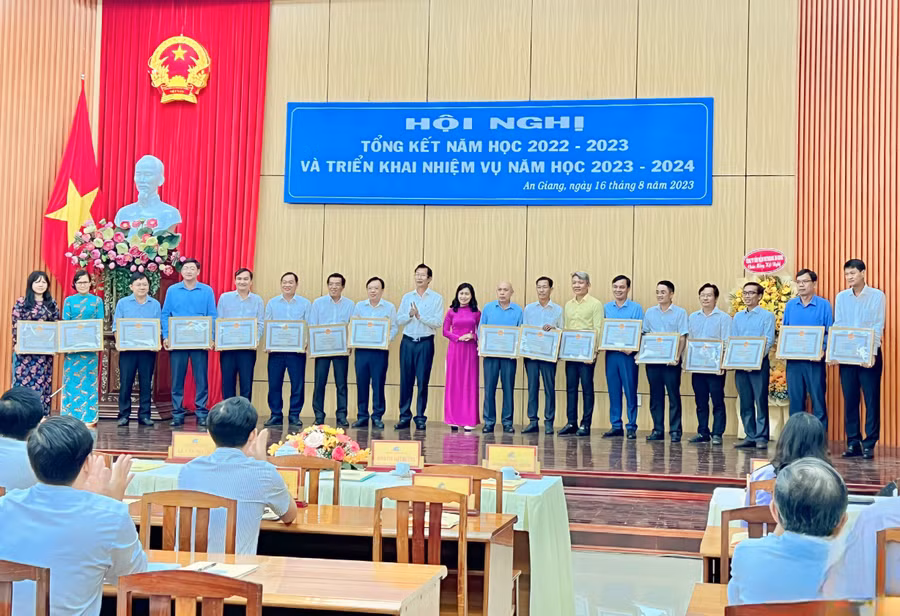 Trao tặng Bằng khen của Chủ tịch UBND tỉnh cho các cá nhân.