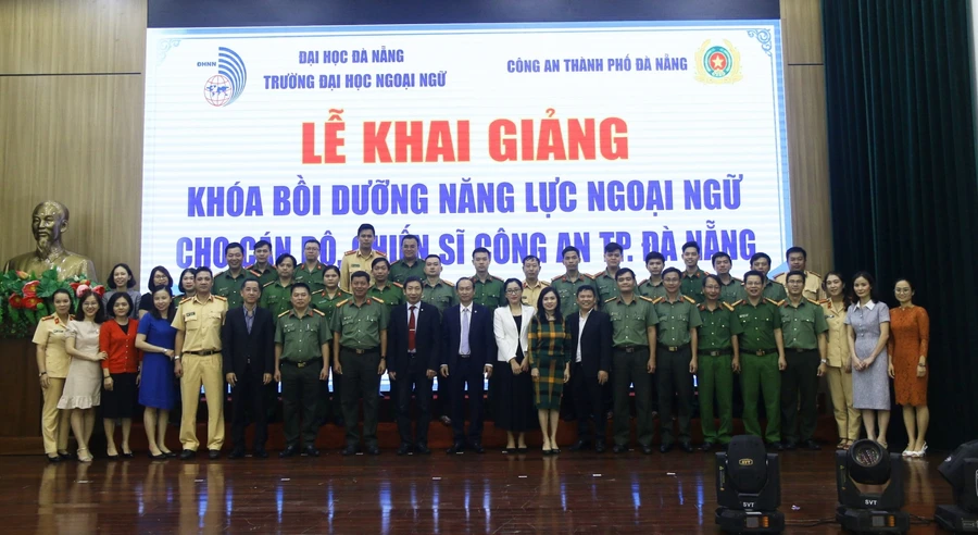 Lãnh đạo, cán bộ chiến sỹ và đại diện nhà trường chụp ảnh lưu niệm tại Lễ khai giảng.