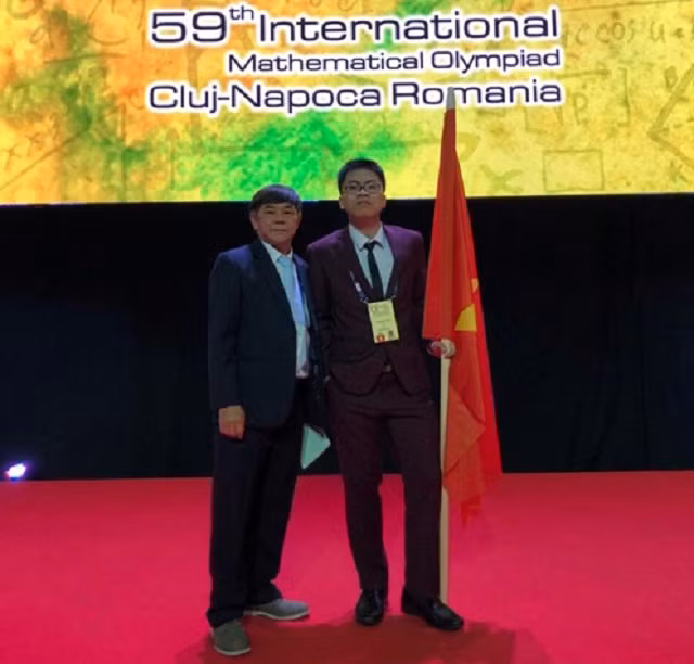 Đỗ Hoàng Việt (phải) giành Huy chương đồng Olympic Toán học quốc tế năm 2018. Ảnh: L. Nhật