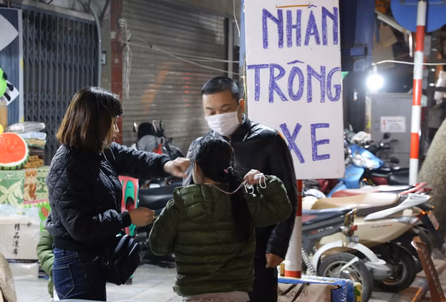 Về phương án bố trí các điểm giao thông tĩnh, cùng với 121 điểm đang được duy trì, UBND quận Hoàn Kiếm và Sở Giao thông - Vận tải cấp phép bổ sung mới 35 điểm trông giữ xe trên các tuyến phố Trần Nhật Duật, Nguyễn Hữu Huân, Hàng Tre, Trần Quang Khải, Hàng Chiếu, Cao Thắng, Thanh Hà và khu vực địa bàn phường Chương Dương, Phúc Tân..., với diện tích 34.550m2 để bảo đảm nơi gửi phương tiện của nhân dân và du khách. Người dân trong không gian đi bộ được gửi xe miễn phí tại khu vực gầm cầu Chương Dương hoặc được phép dắt xe vào và phải để trong nhà.