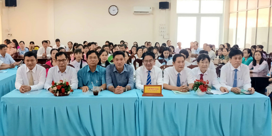 Đại biểu và giáo viên dự Lễ tổng kết trao giải Hội thi.