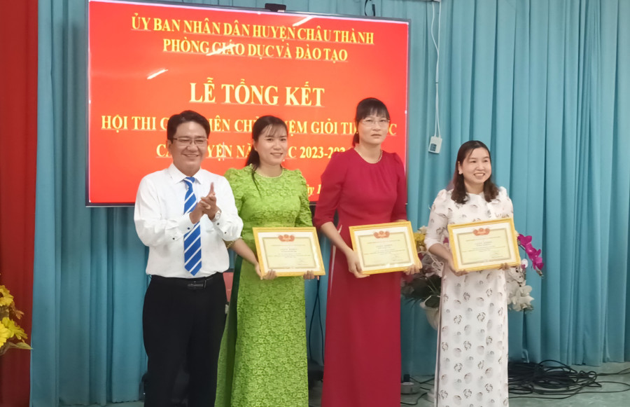 Ông Hồ Minh Thông - Phó trưởng Phòng GD&amp;ĐT Châu Thành trao khen thưởng cho các giáo viên đạt giải A.