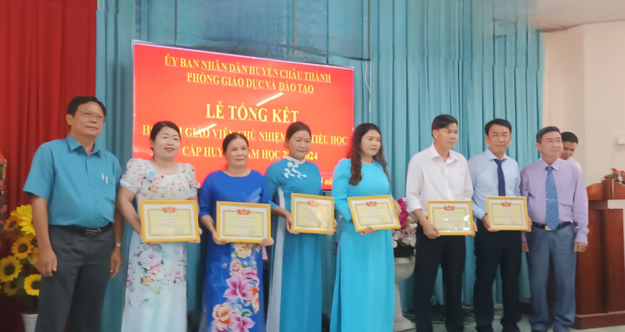 Trao khen thưởng cho giáo viên đạt giải tại Hội thi.