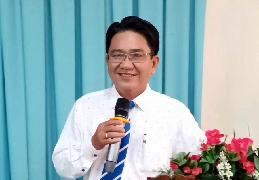 Ông Hồ Minh Thông - Phó trưởng Phòng GD&amp;ĐT huyện Châu Thành (An Giang) phát biểu tại buổi lễ.