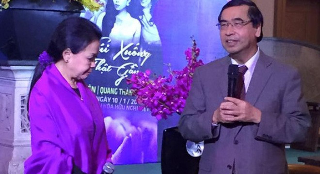 Khánh Ly: Dùng điện thoại vỡ màn hình, ngủ trên phản cứng