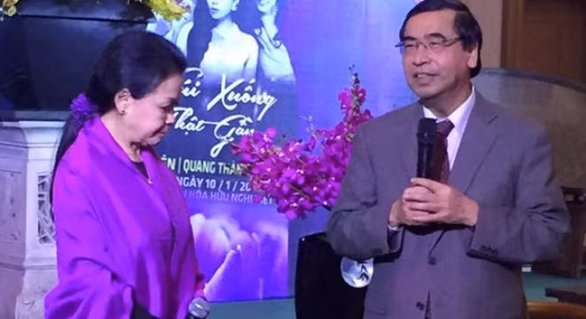 Khánh Ly: Dùng điện thoại vỡ màn hình, ngủ trên phản cứng