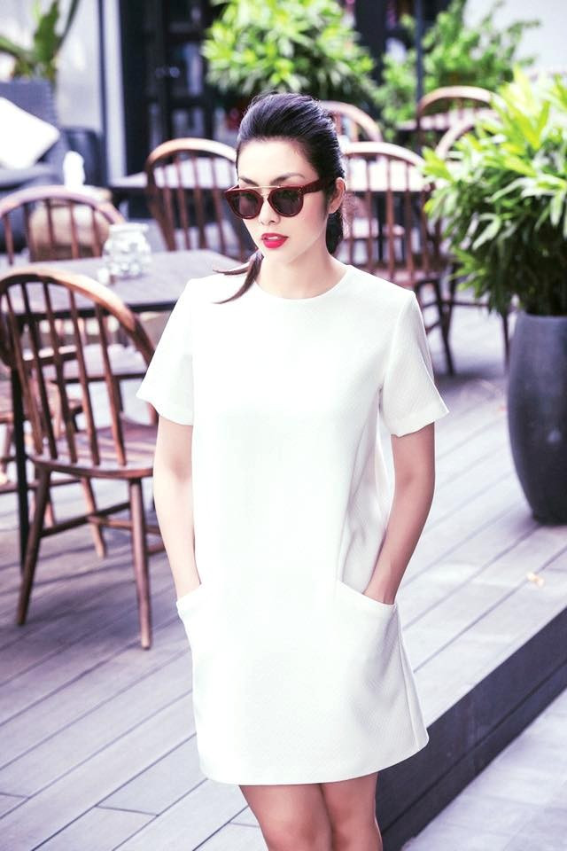 Sau khi sinh con Tăng Thanh Hà nhanh chóng lấy lại vóc dáng thon gọn. Với phong cách thời trang đời thường, cô cũng nhận được nhiều lời khen ngợi bởi style đơn giản, năng động và hiện đại. Váy đơn sắc, thiết kế kín đáo phù hợp với phong cách thanh lịch, sang trọng của Hà Tăng. Gu thời trang sành điệu của 5 bà mẹ Vbiz