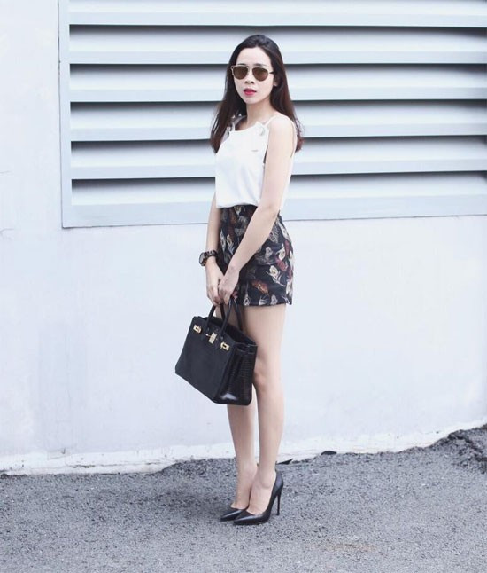 Lưu Hương Giang được đánh giá là có gu thời trang trẻ trung, hiện đại và phong cách hơn trước rất nhiều. Lựa chọn trang phục phù hợp giúp cô trẻ hơn tuổi, đồng thời style này cũng được các quý cô ngoài 30 yêu thích và học tập. Gu thời trang sành điệu của 5 bà mẹ Vbiz