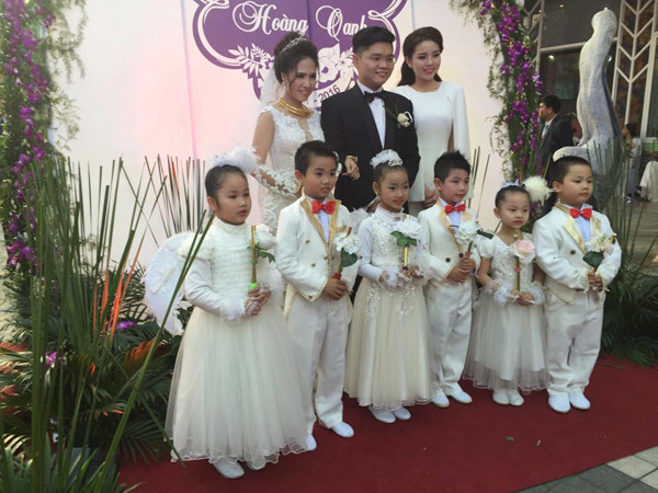 Kỳ Duyên rạng rỡ trong đám cưới của anh trai ảnh 4 Cô cũng có mối quan hệ rất thân thiết với chị dâu.