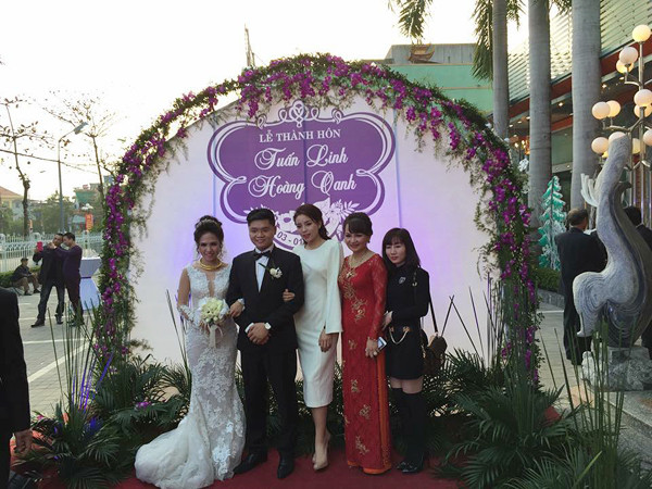 Kỳ Duyên rạng rỡ trong đám cưới của anh trai ảnh 3 Trong ngày anh trai cưới vợ, người đẹp bận rộn đón tiếp khách mời giúp gia đình.