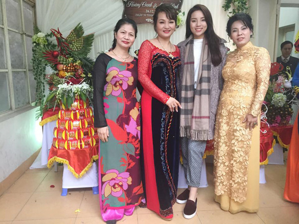 Kỳ Duyên rạng rỡ trong đám cưới của anh trai ảnh 6 Kỳ Duyên rạng rỡ chụp ảnh cùng mẹ và những người thân trong gia đình.
