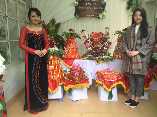 Kỳ Duyên rạng rỡ trong đám cưới của anh trai ảnh 5 Trước đó, trong ngày ăn hỏi của anh trai, Hoa hậu mặc trang phục giản dị, cùng mẹ sửa soạn các mâm lễ để sang nhà gái xin dâu.