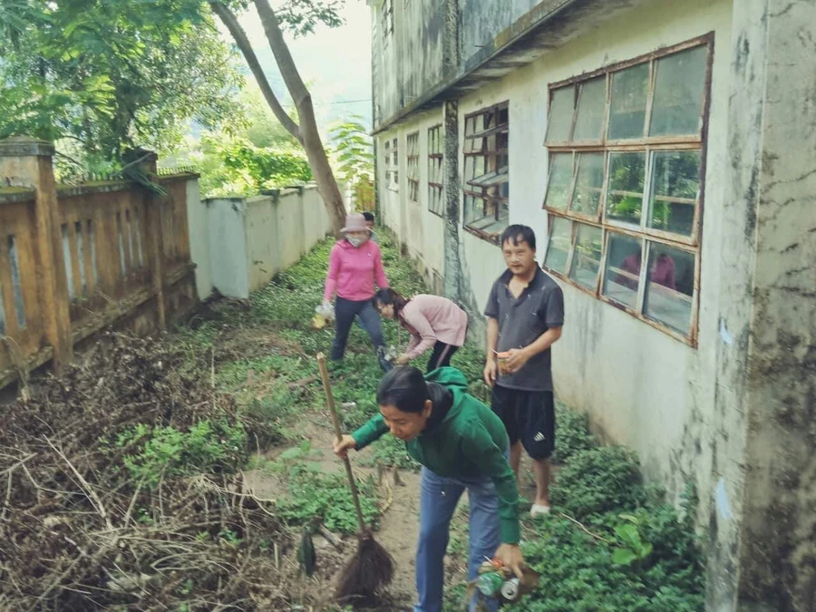 Trường Tiểu học ở xã miền núi Hòa Bắc (Hòa Vang) dọn vệ sinh phòng chống sốt xuất huyết trước nằm học mới 2019 – 2020.