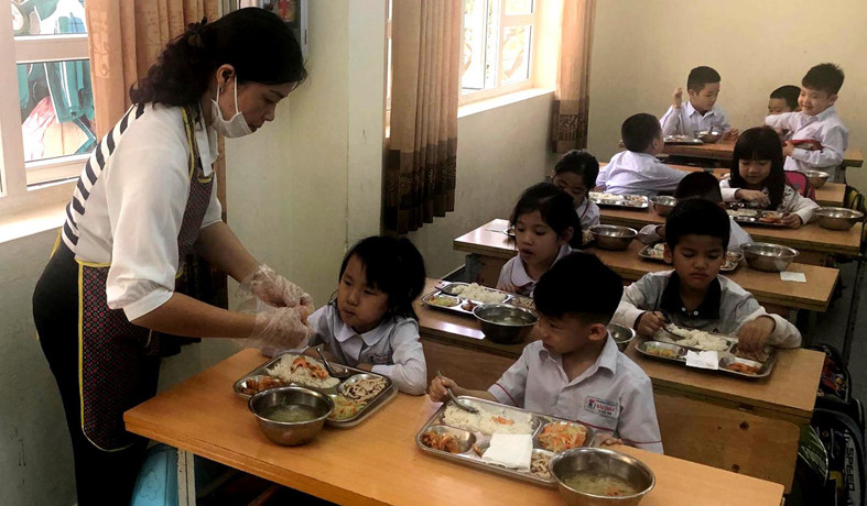 Bữa ăn bán trú của học sinh Trường Tiểu học Bãi Cháy.