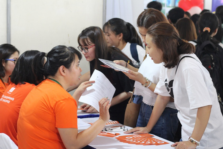 SV Trường ĐH Quốc tế TPHCM tham gia ngày hội việc làm do trường tổ chức. Ảnh: C.Chương