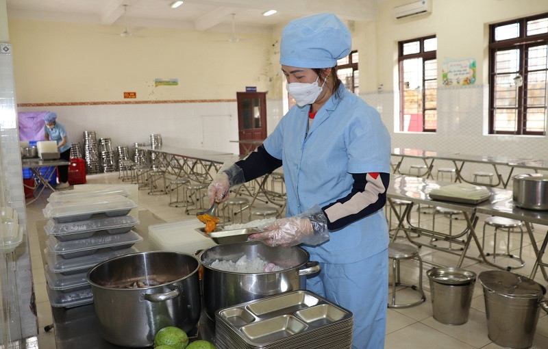 Cô nuôi Trường Tiểu học Lê Văn Tám chia khẩu phần ăn cho học sinh Cô nuôi Trường Tiểu học Lê Văn Tám chia khẩu phần ăn cho học sinh
