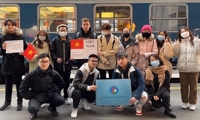 Hội Sinh viên Việt Nam tại một số nước châu Âu đã giúp đỡ đồng bào di tản khỏi các vùng chiến sự.