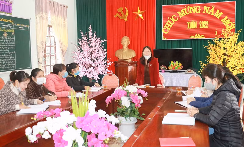 Ban Giám hiệu Trường Mầm non Nhân Thành, huyện Yên Thành, Nghệ An họp để thông tin và ổn định tâm lý cho giáo viên hợp đồng.