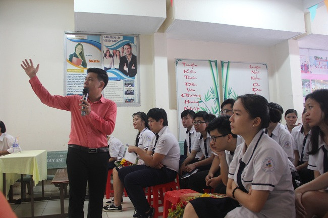 Chăm chú lắng nghe chia sẻ của khách mời