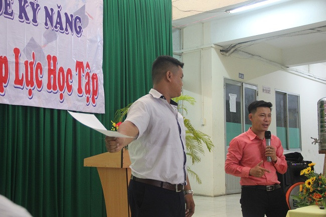 Học sinh tham gia trò chơi nhỏ