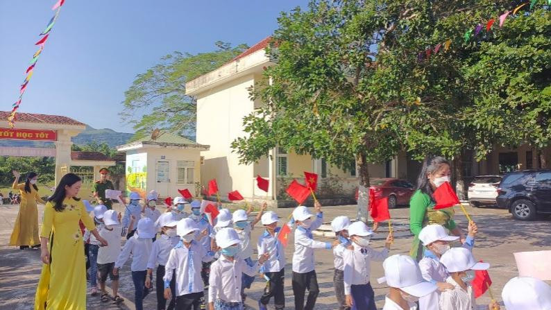 Cô trò Trường Tiểu học &amp; THCS Bắc Sơn (Móng Cái, Quảng Ninh). Ảnh: NVCC