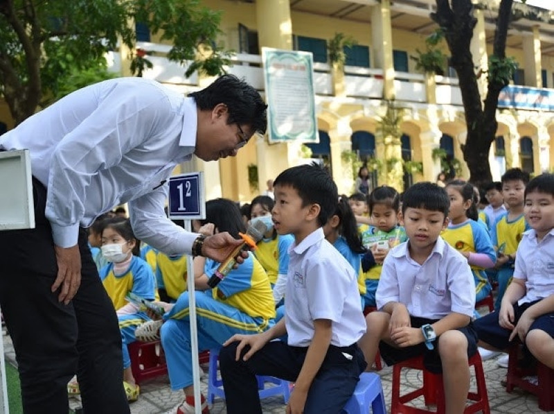 HS lớp Một Trường Tiểu học Phù Đổng (quận Hải Châu, Đà Nẵng) tham gia lễ phát động chương trình Vì mái trường xanh. HS lớp Một Trường Tiểu học Phù Đổng (quận Hải Châu, Đà Nẵng) tham gia lễ phát động chương trình Vì mái trường xanh.