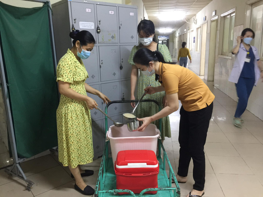 Giáo viên Trường Mầm non Cẩm Vân chuyển cháo sáng sang tặng cho bệnh nhi tại Bệnh viện Phụ sản - Nhi Đà Nẵng. Phần chi phí cho bữa sáng sẽ do các cô giáo góp vào để chia sẻ cùng nhà trường. Giáo viên Trường Mầm non Cẩm Vân chuyển cháo sáng sang tặng cho bệnh nhi tại Bệnh viện Phụ sản - Nhi Đà Nẵng. Phần chi phí cho bữa sáng sẽ do các cô giáo góp vào để chia sẻ cùng nhà trường.