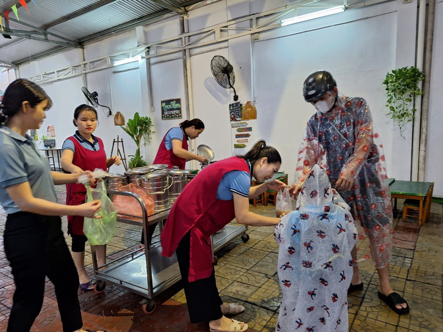 Phụ huynh đưa con đến trường mới đọc được thông báo trẻ được nghỉ học. Các cô giáo gửi kèm suất ăn sáng để trẻ mang về nhà. Phụ huynh đưa con đến trường mới đọc được thông báo trẻ được nghỉ học. Các cô giáo gửi kèm suất ăn sáng để trẻ mang về nhà.