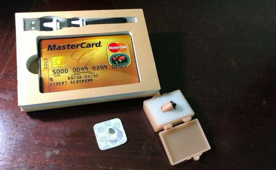 Thiết bị tai nghe siêu nhỏ được chào bán trên mạng. Ảnh: Vân Anh Thiết bị tai nghe siêu nhỏ được chào bán trên mạng. Ảnh: Vân Anh