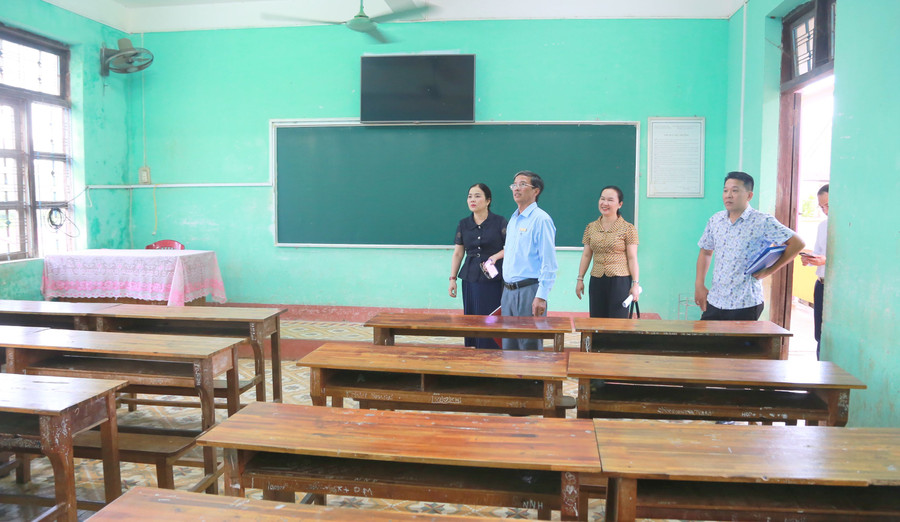 Bà Lê Thị Hương - Giám đốc Sở GD&ĐT, Phó Trưởng ban Thường trực Ban Chỉ đạo Kỳ thi tốt nghiệp THPT tỉnh Quảng Trị kiểm tra cơ sở vật chất các điểm thi năm 2023. Bà Lê Thị Hương - Giám đốc Sở GD&ĐT, Phó Trưởng ban Thường trực Ban Chỉ đạo Kỳ thi tốt nghiệp THPT tỉnh Quảng Trị kiểm tra cơ sở vật chất các điểm thi năm 2023.