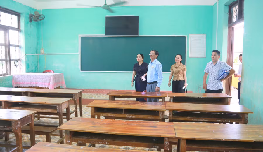 Bà Lê Thị Hương - Giám đốc Sở GD&amp;ĐT, Phó Trưởng ban Thường trực Ban Chỉ đạo Kỳ thi tốt nghiệp THPT tỉnh Quảng Trị kiểm tra cơ sở vật chất các điểm thi năm 2023.