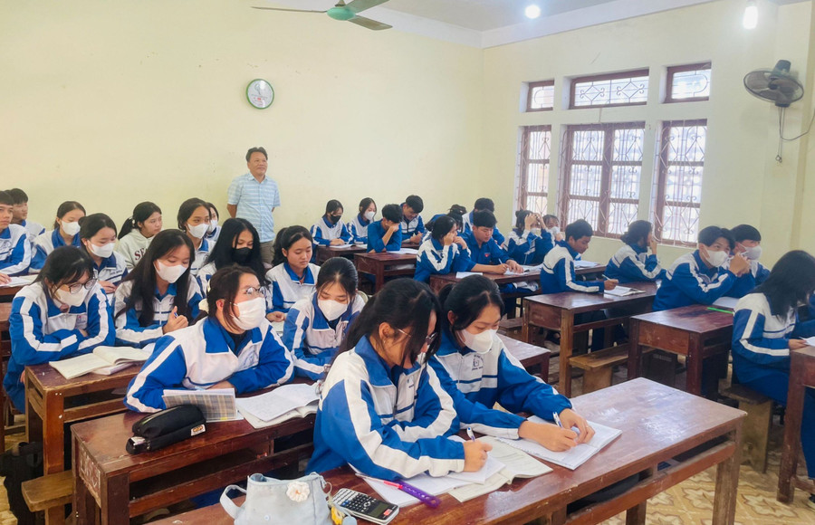 Học sinh Trường THPT Hướng Hóa ôn tập để bước vào Kỳ thi tốt nghiệp THPT 2024. Đăng Đức Học sinh Trường THPT Hướng Hóa ôn tập để bước vào Kỳ thi tốt nghiệp THPT 2024. Đăng Đức