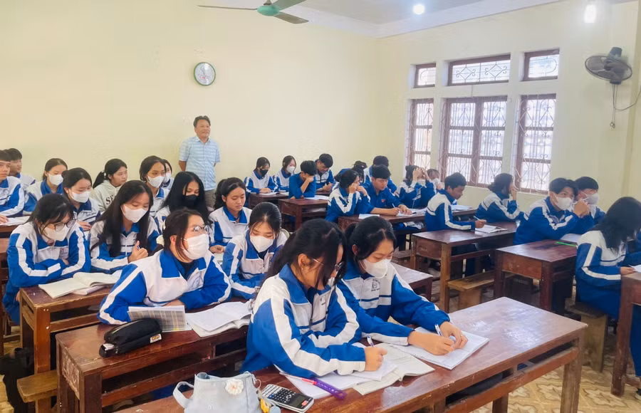 Học sinh Trường THPT Hướng Hóa ôn tập để bước vào Kỳ thi tốt nghiệp THPT 2024. Đăng Đức