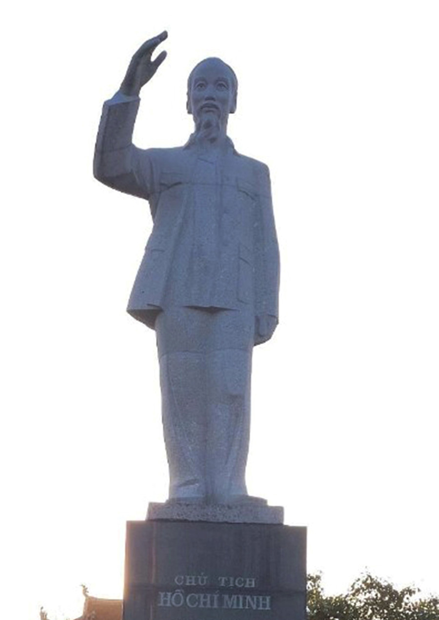 Tượng đài Bác Hồ trên đảo Cô Tô. Ảnh: Trần Minh.