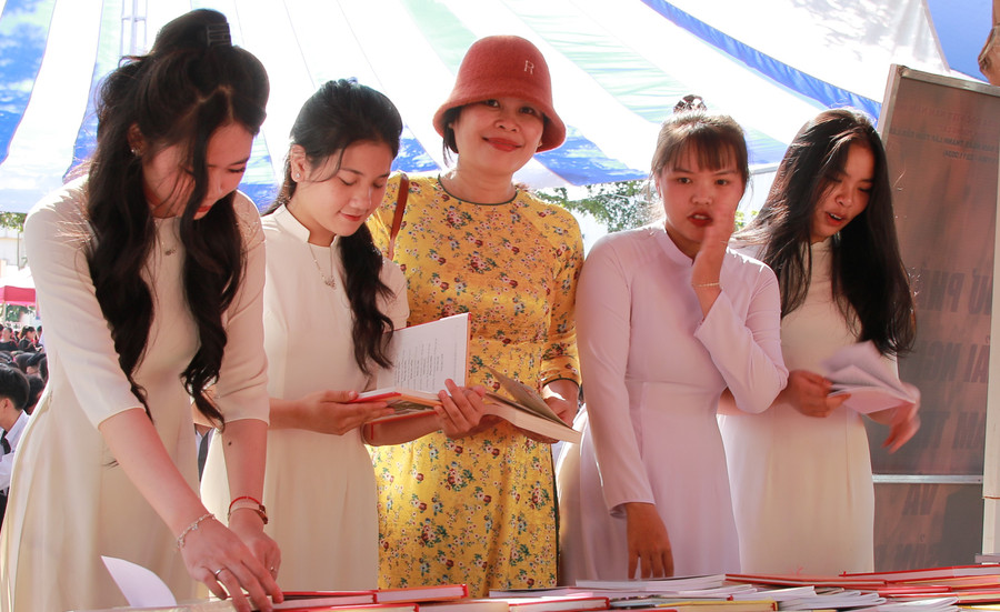 Giáo viên Đắk Lắk hướng dẫn học sinh chọn tài liệu ôn tập bộ môn Ngữ văn. Ảnh: Thành Tâm