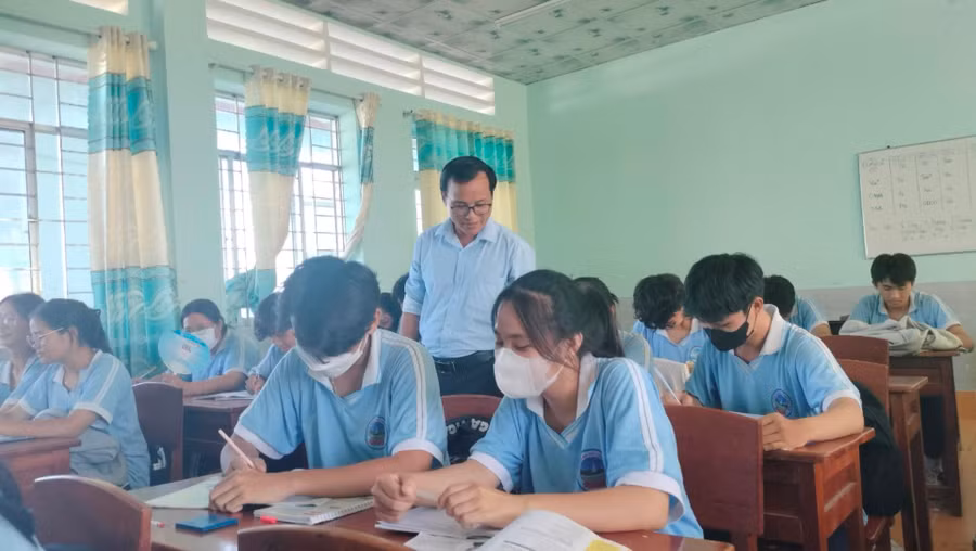 Học sinh Trường THPT Ngọc Hiển (Cà Mau) được giáo viên hướng dẫn ôn thi. Ảnh: Quách Mến