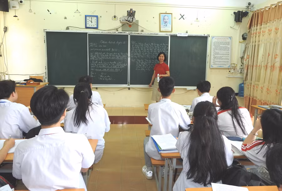 Học sinh lớp 12 Trường THPT Hải Đảo (Quảng Ninh) ôn tập thi tốt nghiệp THPT. Ảnh: Minh Cương