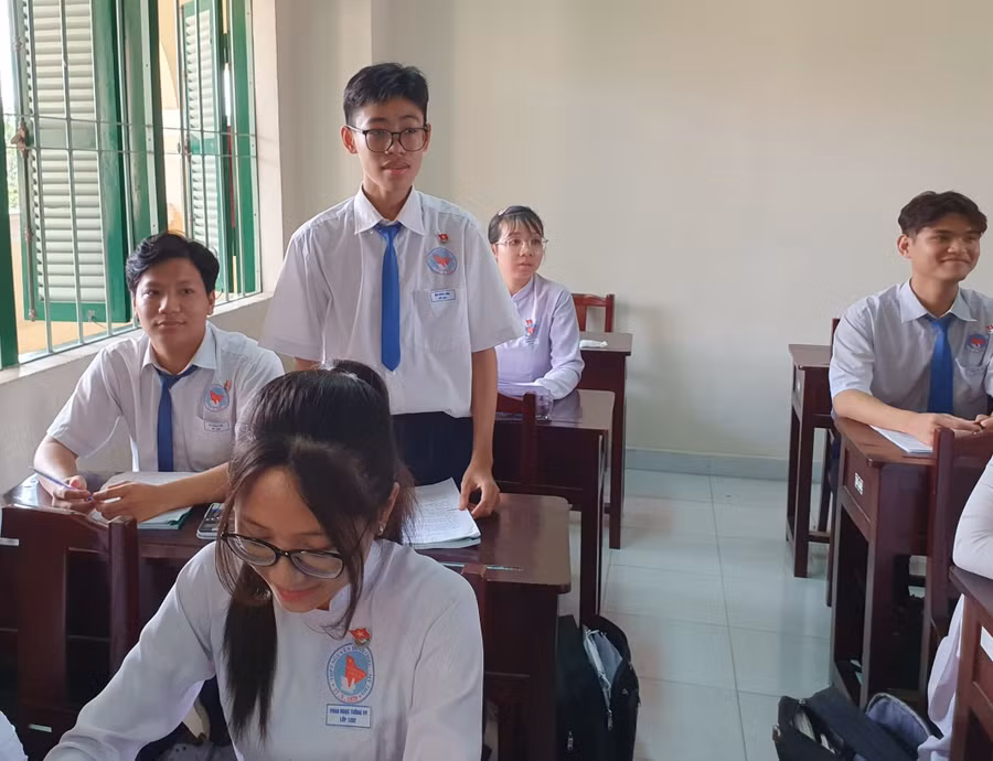 Học sinh Trường THPT Nguyễn Đình Chiểu (Tiền Giang) phát biểu trong giờ ôn thi tốt nghiệp. Ảnh: Q. Ngữ